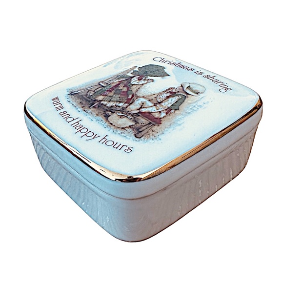 DESIGNER’S COLLECTION Vintage Holly Hobbie Porcelain Trinket Box Christmas - Picture 4 of 7